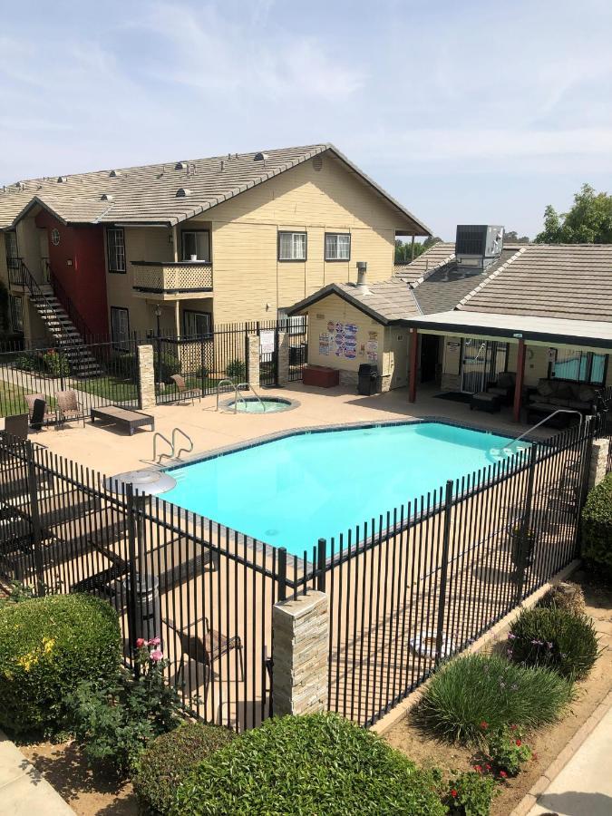 Whispering Meadows Apartments Bakersfield Bagian luar foto