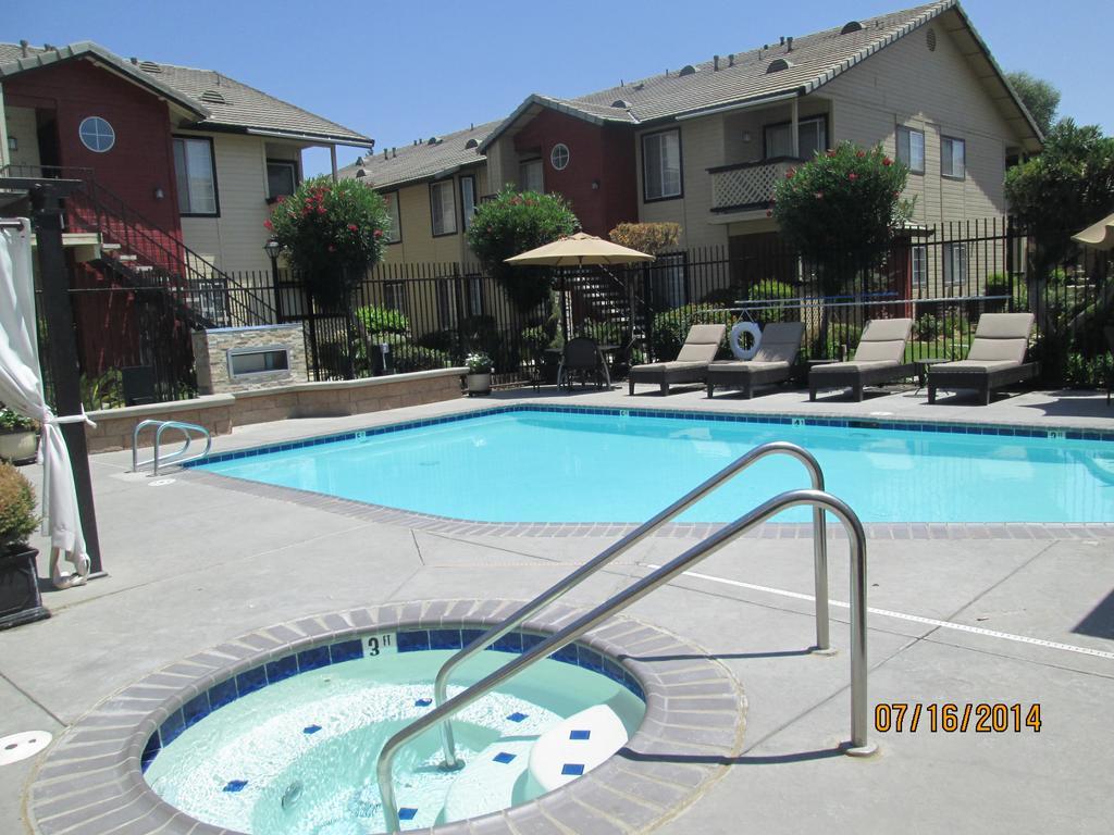 Whispering Meadows Apartments Bakersfield Bagian luar foto