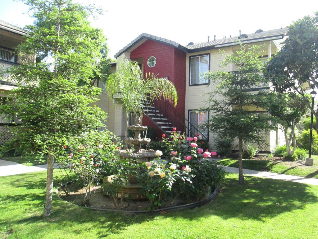 Whispering Meadows Apartments Bakersfield Bagian luar foto