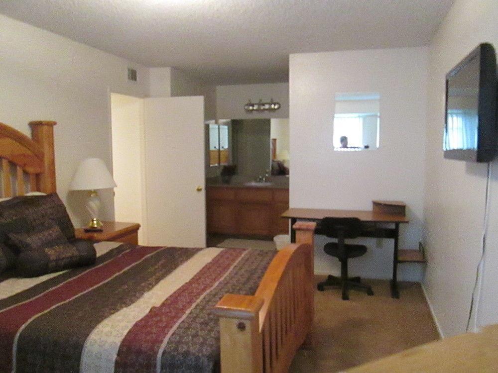Whispering Meadows Apartments Bakersfield Bagian luar foto