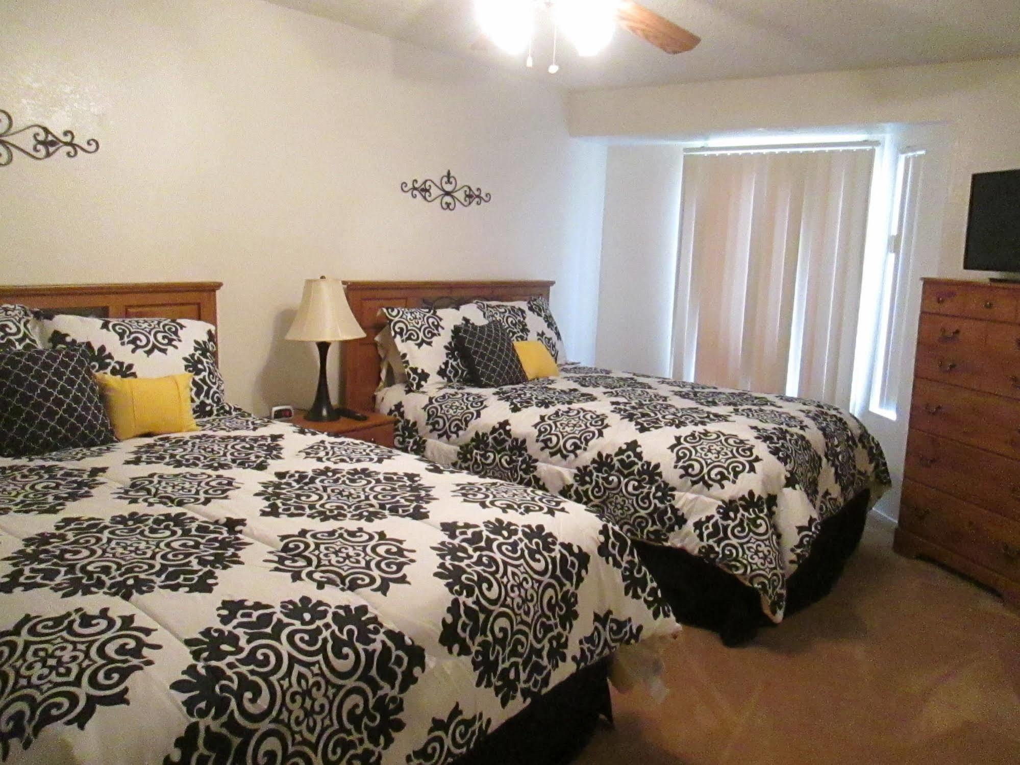 Whispering Meadows Apartments Bakersfield Bagian luar foto